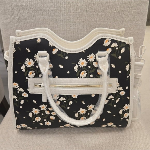 🔹️ Betsey Johnson🔹️ XOLINDIE Daisy Print White and Black multi Tote Bag ✨️🖤 - Picture 2 of 4